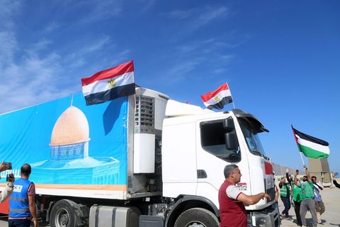 Ein Lastwagenkonvoi mit humanitärer Hilfe im Gazastreifen