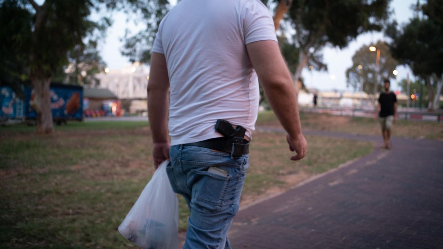 Israel in a weapons frenzy: arming itself after the terrorist attack – also at home