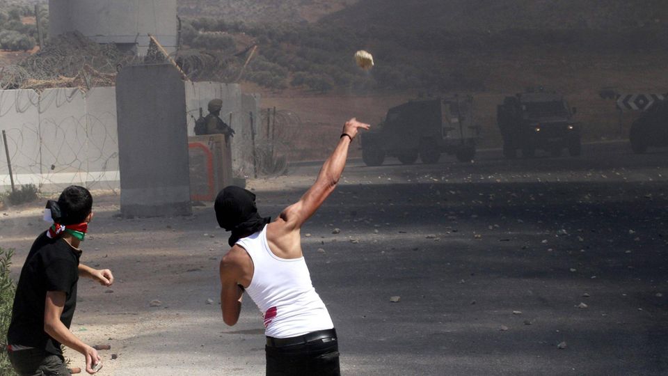 Palästinensische Demonstranten werfen Steine auf israelische Soldaten bei Zusammenstößen