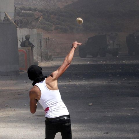 Palästinensische Demonstranten werfen Steine auf israelische Soldaten bei Zusammenstößen