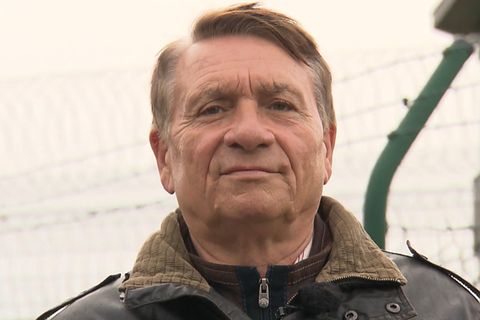 “Man darf keine Angst zeigen“: JVA-Vollzugsbeamter verfasst Buch über den Alltag hinter Gittern.