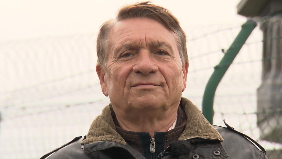 “Man darf keine Angst zeigen“: JVA-Vollzugsbeamter verfasst Buch über den Alltag hinter Gittern.
