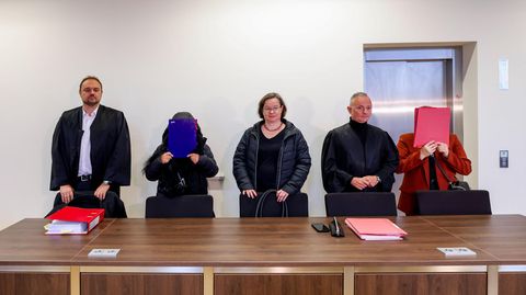 Die beiden angeklagten Tagesmütter (2.v.l und r) warten mit ihren Anwälten im Gerichtssaal