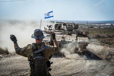 Ein Panzer mit israelischer Flagge