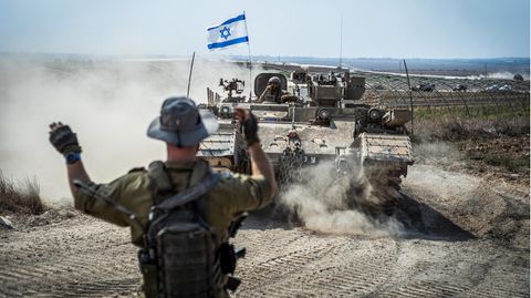 Ein Panzer mit israelischer Flagge