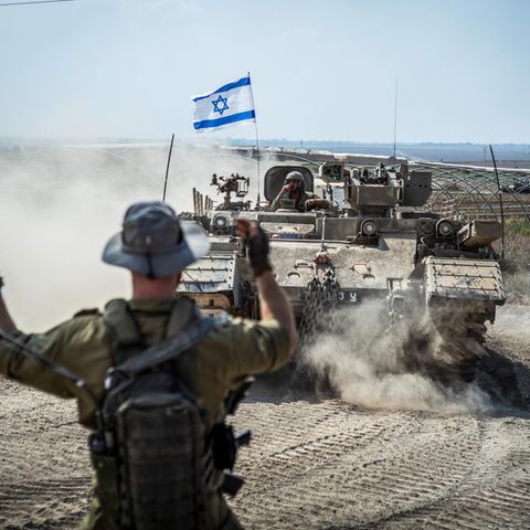 Ein Panzer mit israelischer Flagge