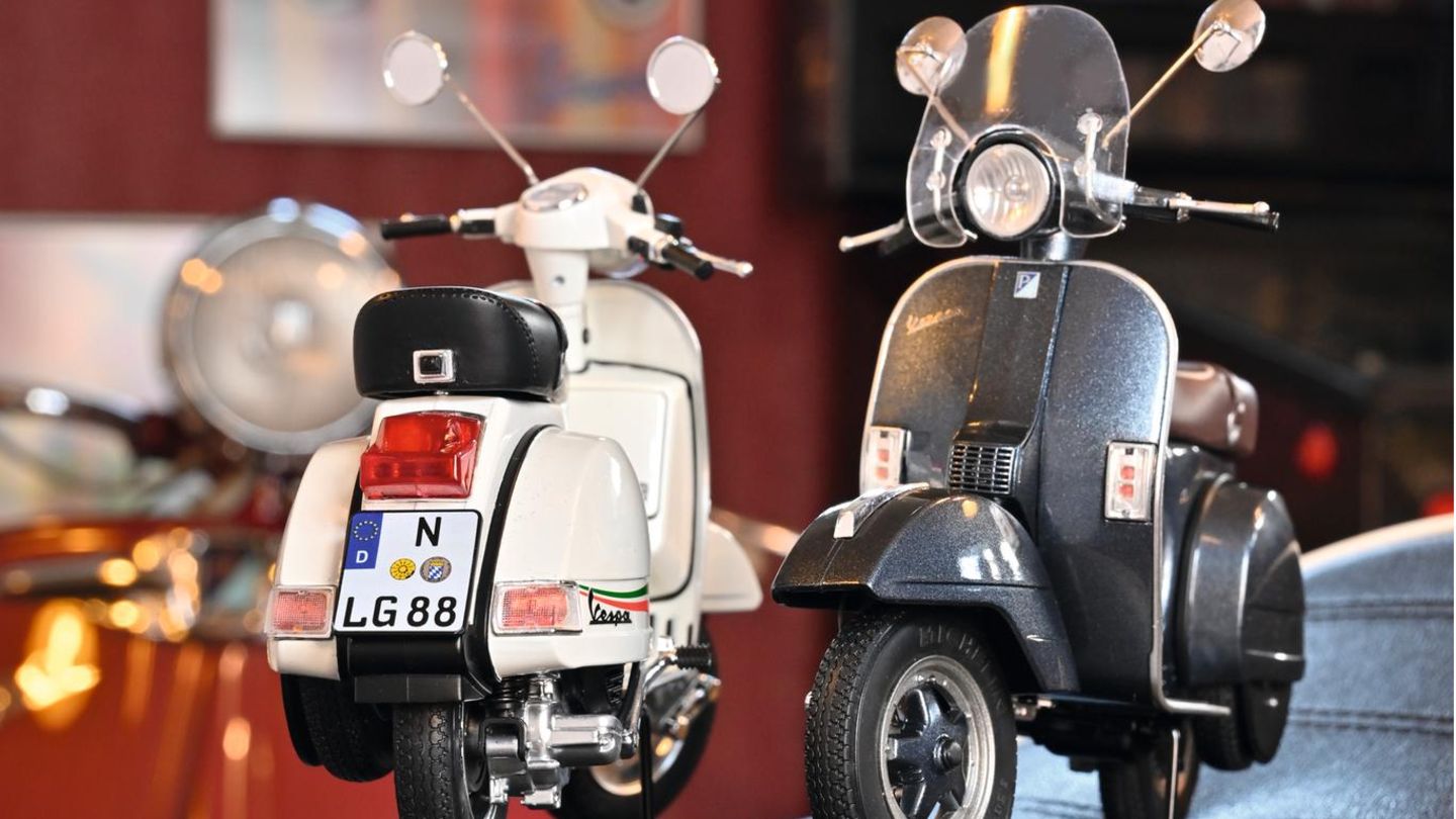 Sieger Kategorie H  Sammeln: Zweiräder  Piaggio Vespa PX  Schuco in 1:10, Preis: 79,95 Euro