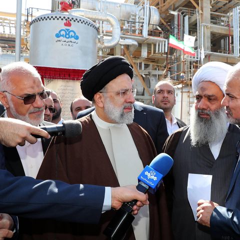 Präsident Ebrahim Raisi besucht am "Tag der Ölverstaatlichung" eine neue Großraffinerie in Abadan