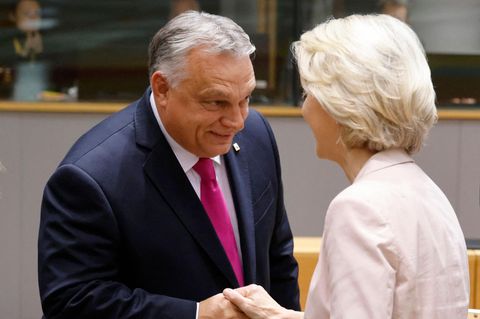 Ungarns Ministerpräsident Viktor Orban begrüßt Ursula von der Leyen