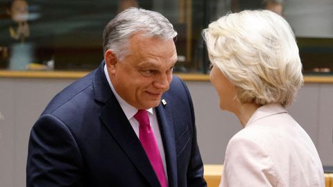 Ungarns Ministerpräsident Viktor Orban begrüßt Ursula von der Leyen