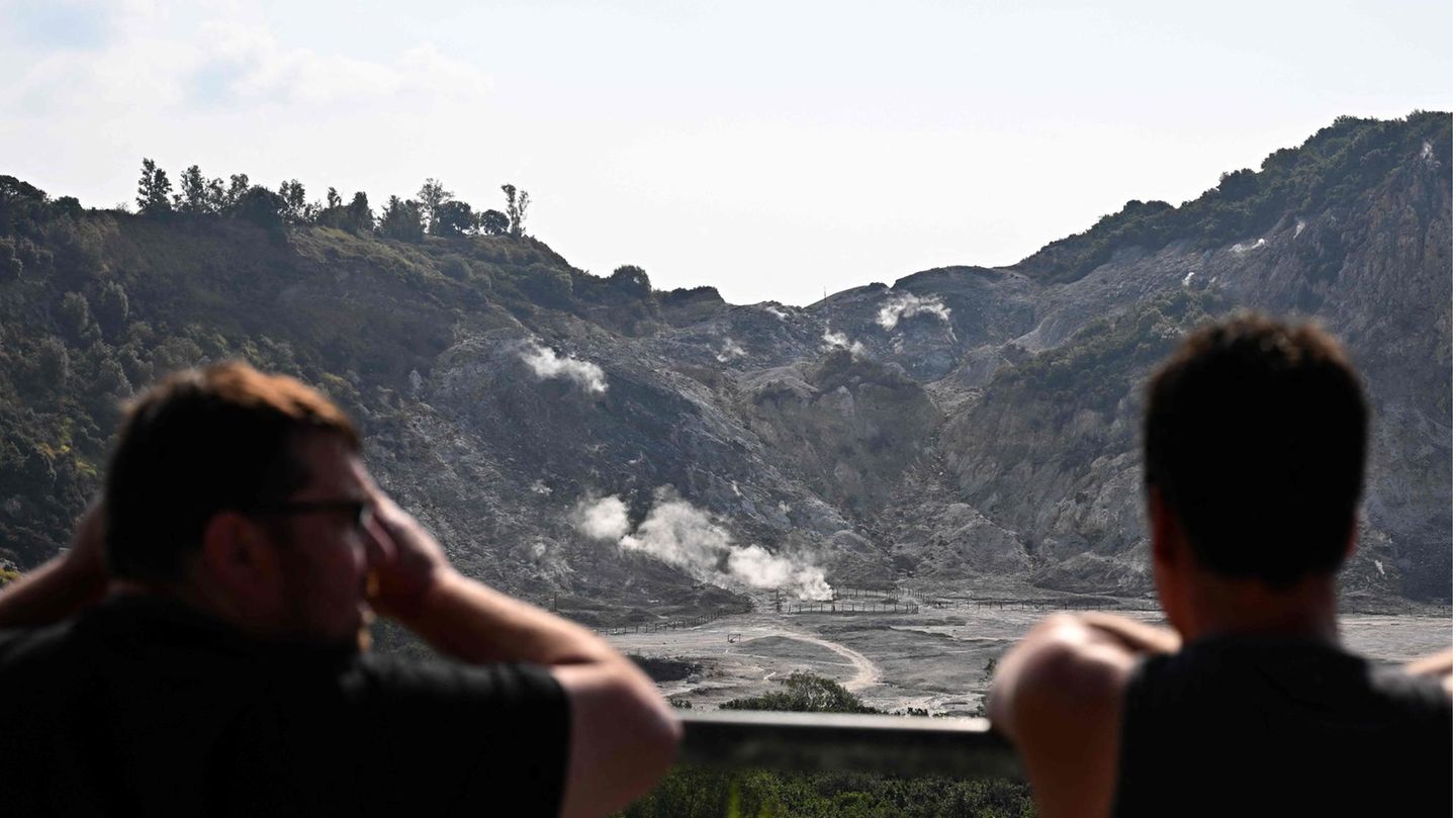 Italia: Pozzuoli e la paura del massiccio vulcano (video)