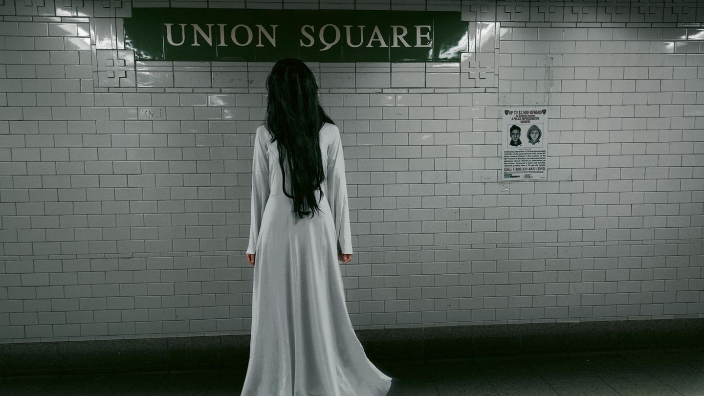 Eine Frau am Union Square in New York ist an Halloween als das Mädchen aus the Ring verkleidet