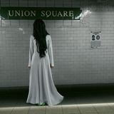 Eine Frau am Union Square in New York ist an Halloween als das Mädchen aus the Ring verkleidet