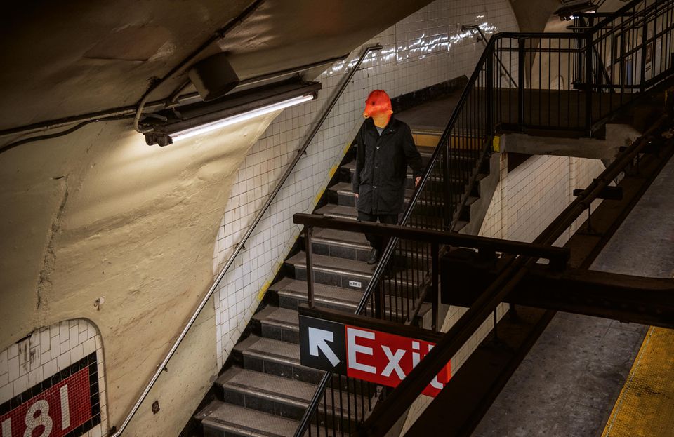 Auch der Fotograf und Autor des Buches Seymour Licht, der aus einem kleinen Grimmschen Dorf in Deutschland stammt, nun aber in New York lebt und arbeitet verkleidet sich gern - hier mit einer Fischmaske in einer U-Bahn Station 