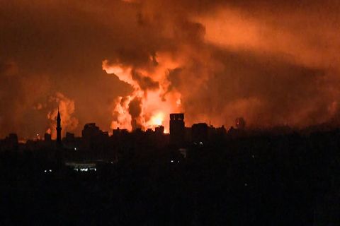 Der Feuerschein einer Explosion erhellt den Nachthimmel über dem Gazastreifen