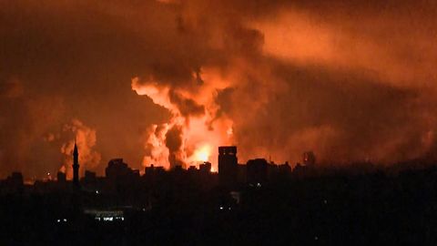 Der Feuerschein einer Explosion erhellt den Nachthimmel über dem Gazastreifen