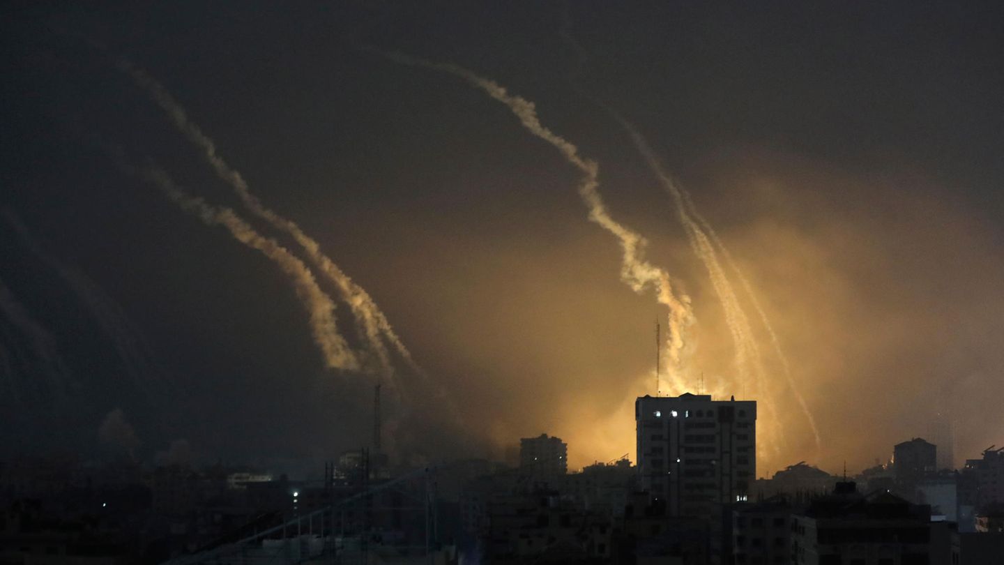  Rauch von Explosionen, verursacht durch israelischen Beschuss im nördlichen Gazastreifen, steigen in den nächtlichen Himmel