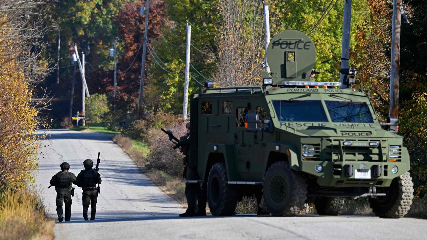 Schwer bewaffnet fahnden Polizisten nach dem mutmaßlichen Täter in Maine. Am Freitagabend wurde er tot in einer Stadt unweit der Tatorte aufgefunden.