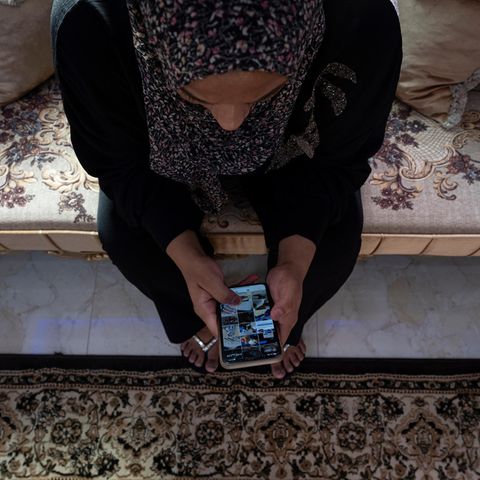 Eine Frau hält ein Smartphone in der Hand