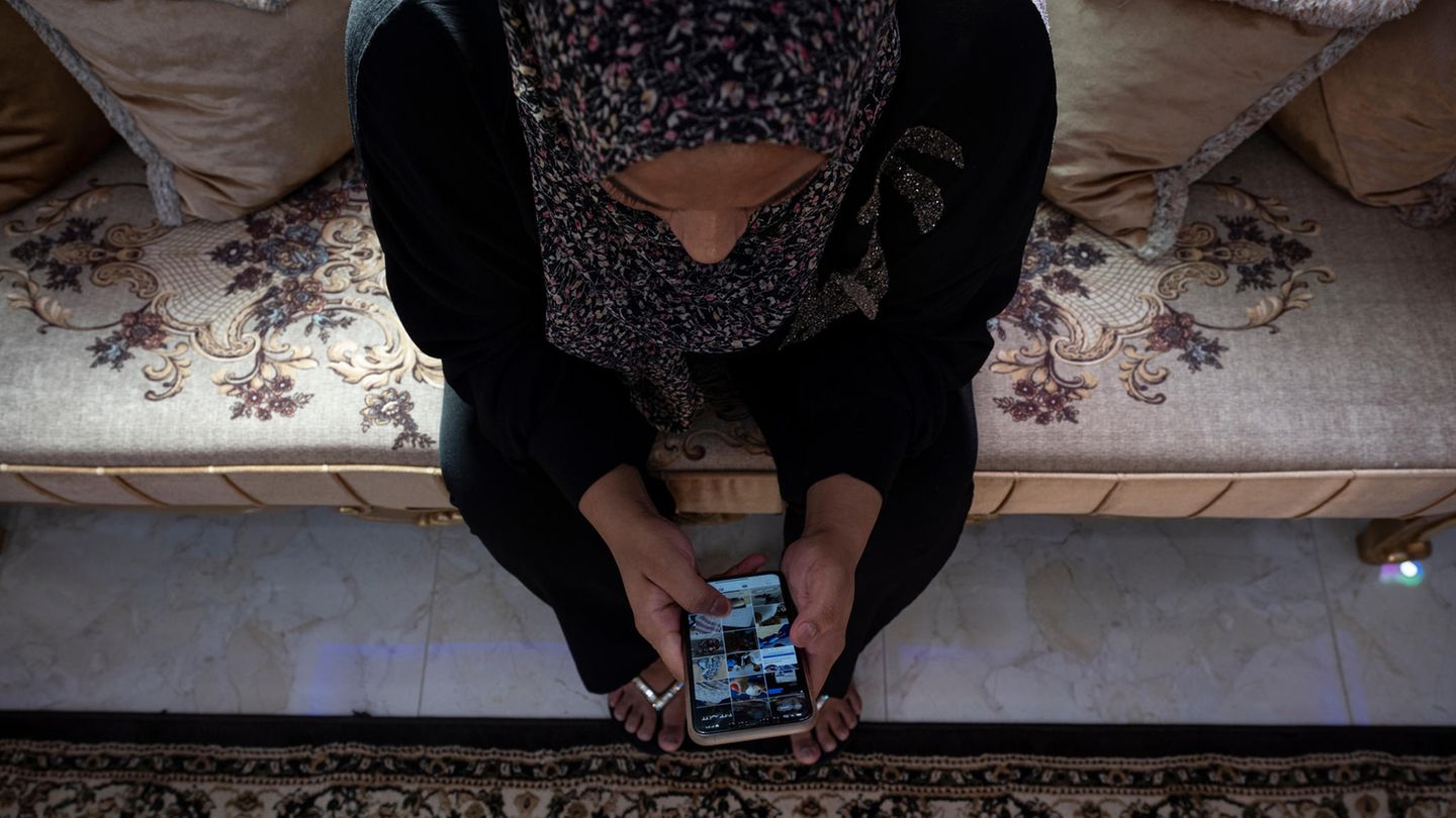 Eine Frau hält ein Smartphone in der Hand