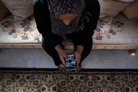 Eine Frau hält ein Smartphone in der Hand