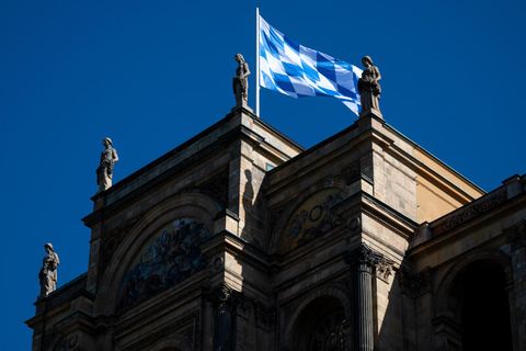 Eine Flagge Bayerns in den Landesfarben Weiß und Blau weht auf dem Maximilianeum, dem Sitz des Bayerischen Landtags