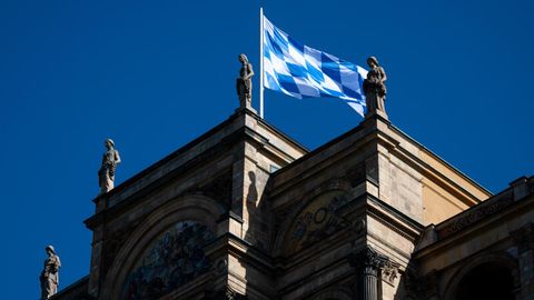 Eine Flagge Bayerns in den Landesfarben Weiß und Blau weht auf dem Maximilianeum, dem Sitz des Bayerischen Landtags