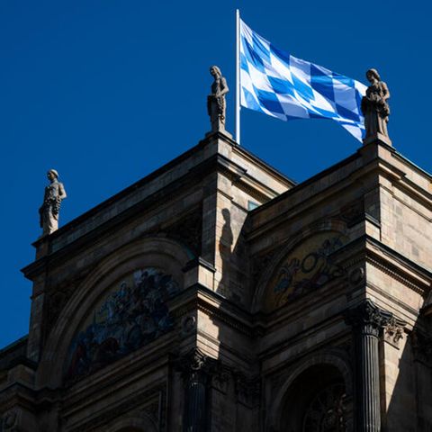 Eine Flagge Bayerns in den Landesfarben Weiß und Blau weht auf dem Maximilianeum, dem Sitz des Bayerischen Landtags
