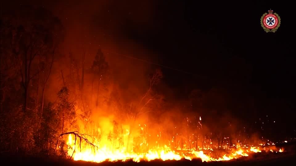 Video: Australien: Heftige Waldbrände in der Nähe von Brisbane