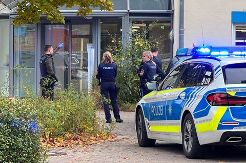 Die Polizei war mit einem Großaufgebot an dem Regensburger Krankenhaus vor Ort