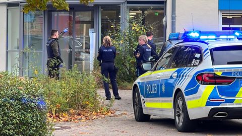 Die Polizei war mit einem Großaufgebot an dem Regensburger Krankenhaus vor Ort