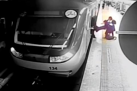 Bild aus einer Überwachungskamera aus einem U-Bahnhof in der iranische Haupstadt Teheran zeigt
