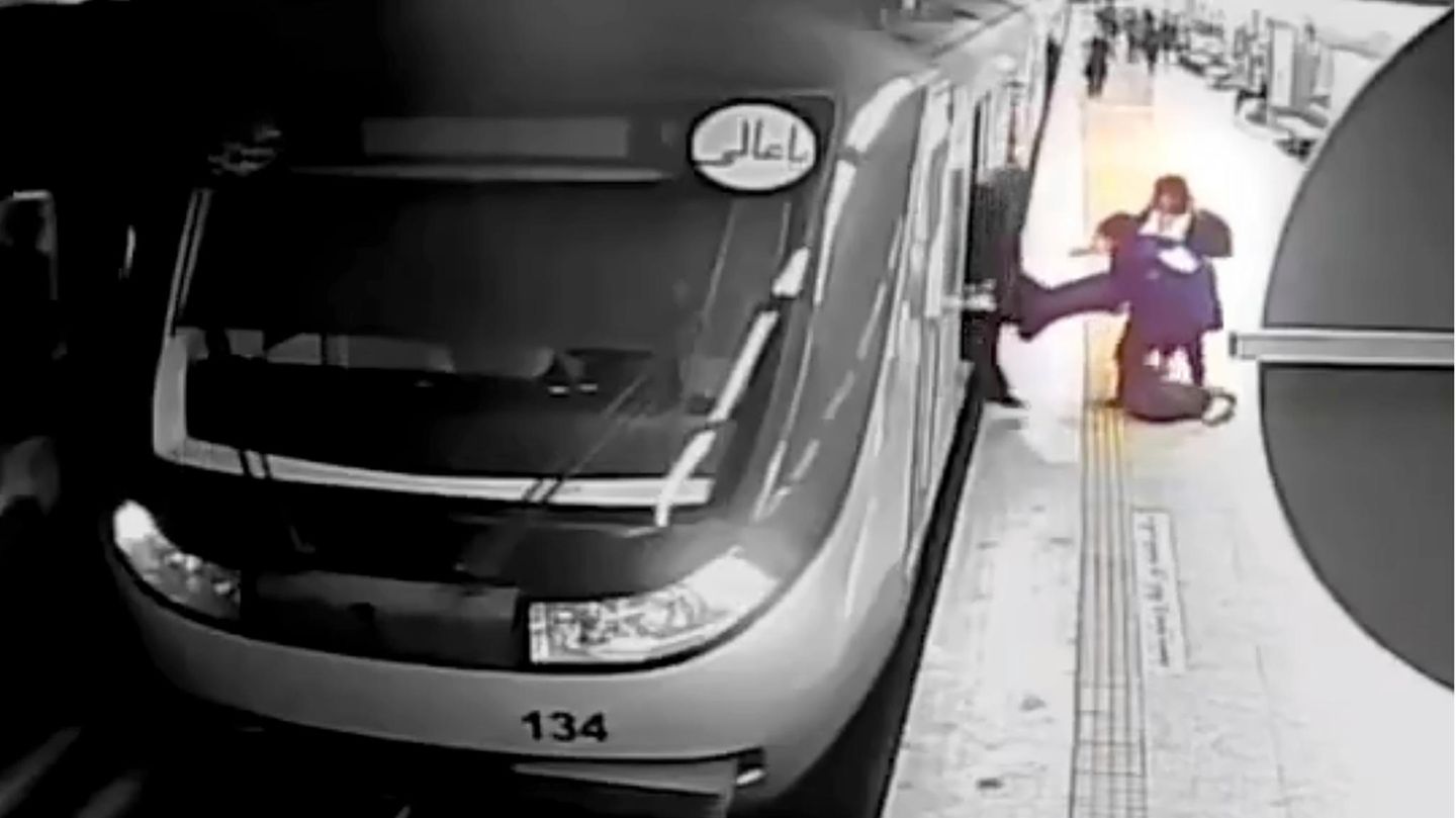Iranian woman dies after incident in subway – allegations against moral police