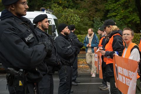 "Letzte Generation"-Aktivisten und Polizisten stehen sich in Berlin gegenüber
