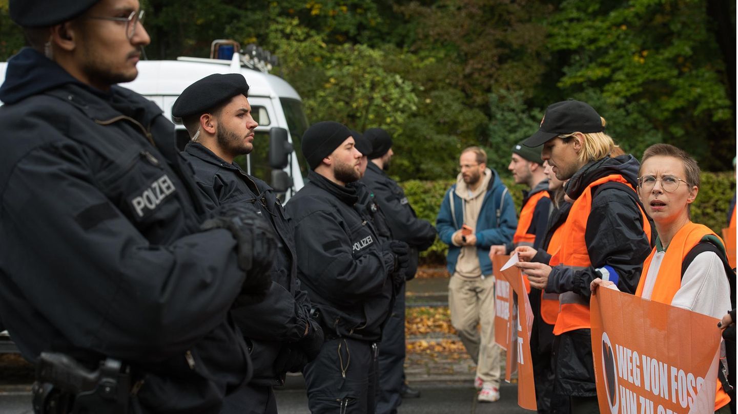 "Letzte Generation" Blockiert Berliner Straße Des 17. Juni | STERN.de