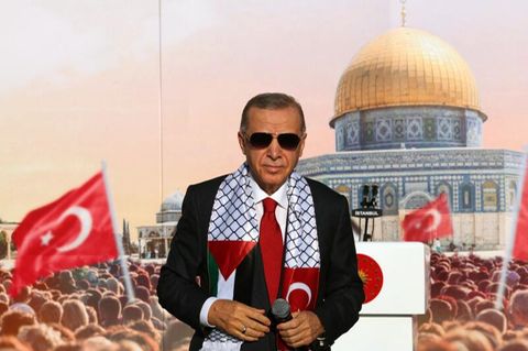 Erdoğan spricht vor Tausenden Anhängern