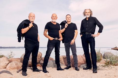 Peter „Pete“ Sage (Violine), Björn Both (Gitarre), Axel Stosberg (Mundhar­monika) und Hans- Timm Hinrichsen (Gitarre, v. l.)