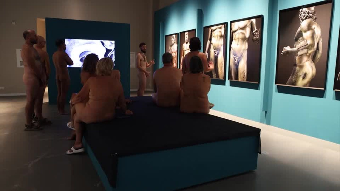 Video: Barcelona: Nudisten im Museum