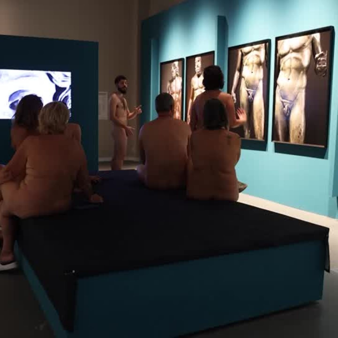 nudisten-welt  Video: Barcelona: Nudisten im Museum | STERN.de