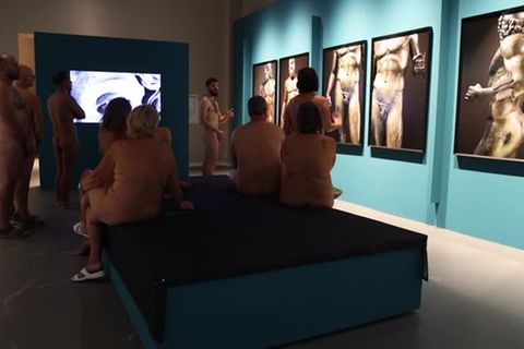 Video: Barcelona: Nudisten im Museum
