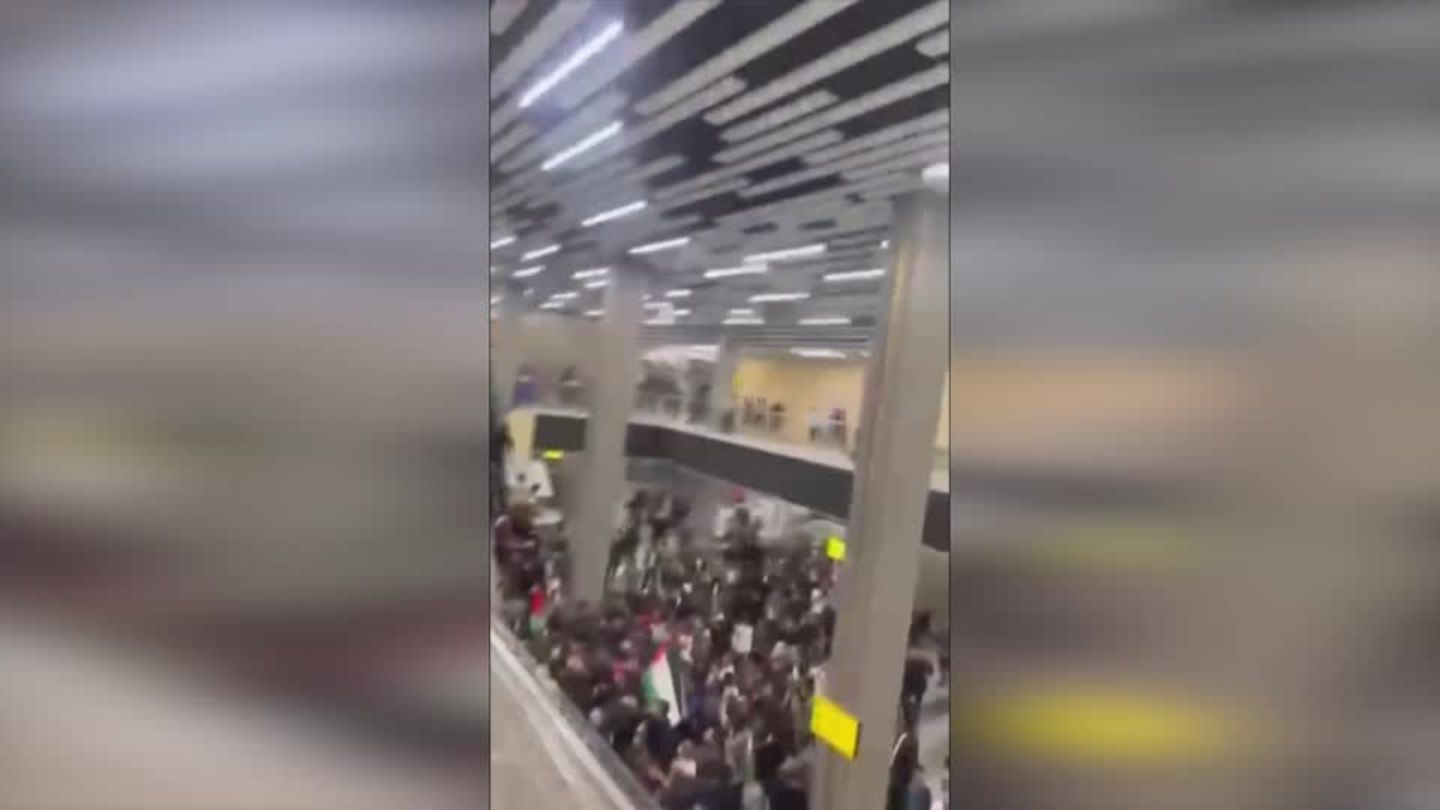 Dagestan: Mob storms airport after Israeli plane lands