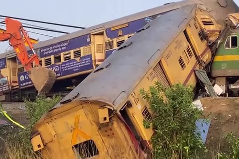 Video: Zugunglück in Indien fordert zahlreicher Opfer