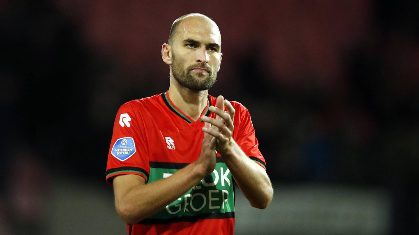 Bas Dost: Player gives the all-clear after collapsing on the field