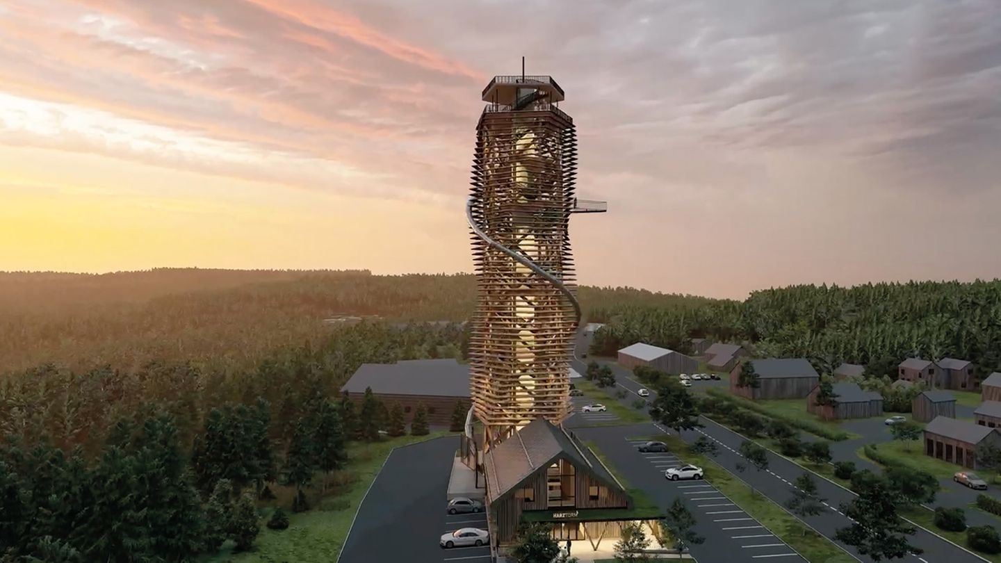 Der höchste Aussichtsturm Deutschlands steht jetzt im Nationalpark Harz in Niedersachsen. Am 2. November 2023 eröffnet die neue Attraktion in der kleinen Gemeinde Torfhaus. Mit einer Gesamthöhe von 65 Metern, einer 110 Meter langen Erlebnisrutsche und der gläsernen Aussichtsplattform zählt er schon jetzt zu den modernsten Aussichtstürmen landesweit. Von der Turmspitze aus können die Besucher:innen einen Rundblick auf den Oberharz genießen. Erwachsene zahlen dafür 15 Euro, Kinder ab sechs Jahren zahlen 7,50 Euro – alle jüngeren Skywalker kommen kostenlos durch. Von November bis März hat der Turm täglich zwischen 10 und 16 Uhr geöffnet, im Sommer können Gäste von 9.30 bis 18 Uhr den Aufstieg wagen. 