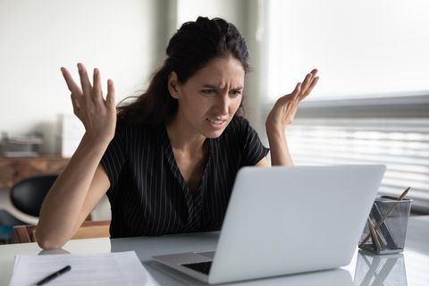 Online Betrug Frau vor Laptop