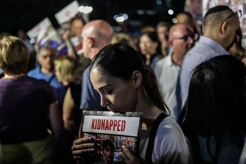 Eine junge Israelin demonstriert in Tel Aviv für die Freilassung der von der Hamas entführten Geiseln
