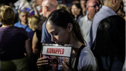 Eine junge Israelin demonstriert in Tel Aviv für die Freilassung der von der Hamas entführten Geiseln