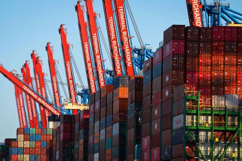 Containerschiffe liegen im Hamburger Hafen