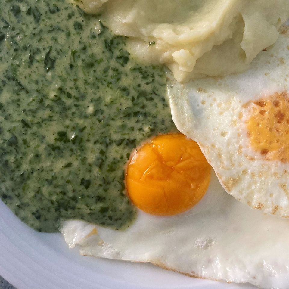 Nach der OP ist vor dem Krankenhaus-Mittagessen: "Weil viele wissen wollen, wie meine neue Brust nach der OP aussieht: ungefähr so", dokumentiert Jenny Kallenbrunnen den optischen Eindruck von ihren Brüsten nach der Mastektomie auf einer Seite bei Instagram