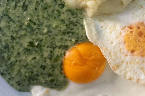 Nach der OP ist vor dem Krankenhaus-Mittagessen: "Weil viele wissen wollen, wie meine neue Brust nach der OP aussieht: ungefähr so", dokumentiert Jenny Kallenbrunnen den optischen Eindruck von ihren Brüsten nach der Mastektomie auf einer Seite bei Instagram